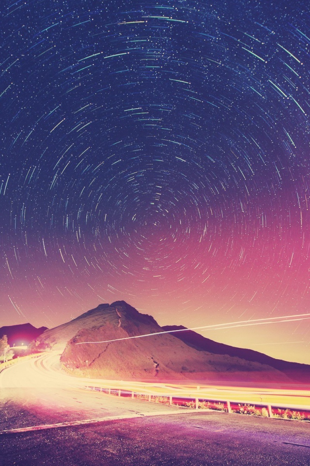 Ночное вращение звезд над горой