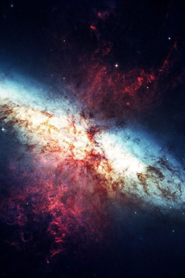 Красные крылья у галактики