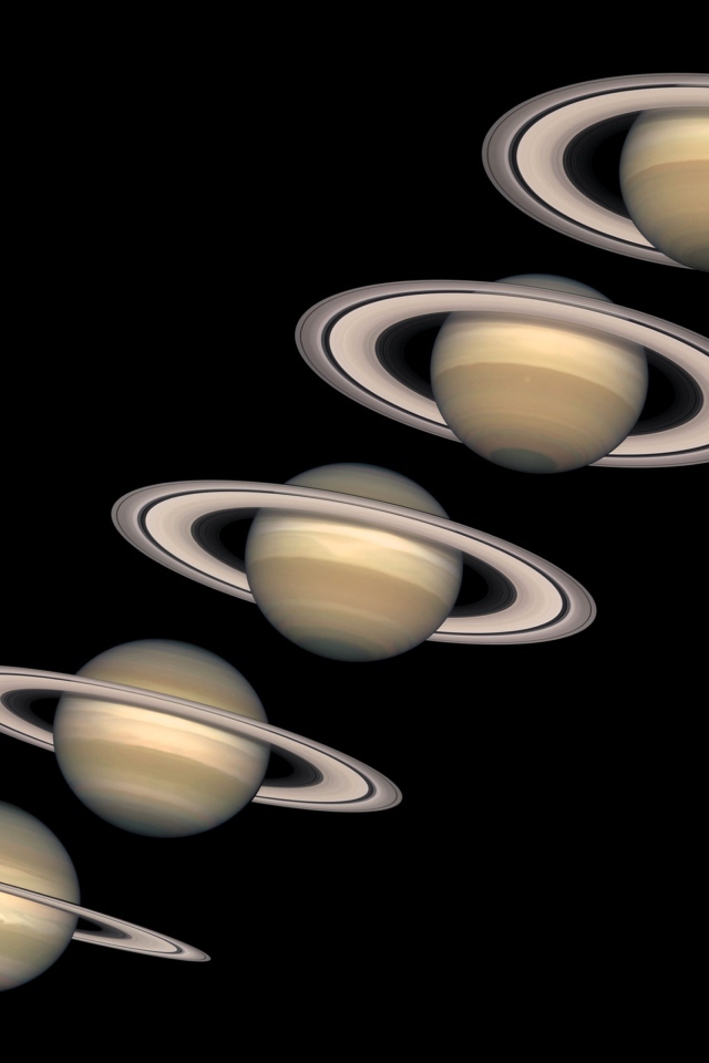 Несколько одинаковых планет на черном фоне