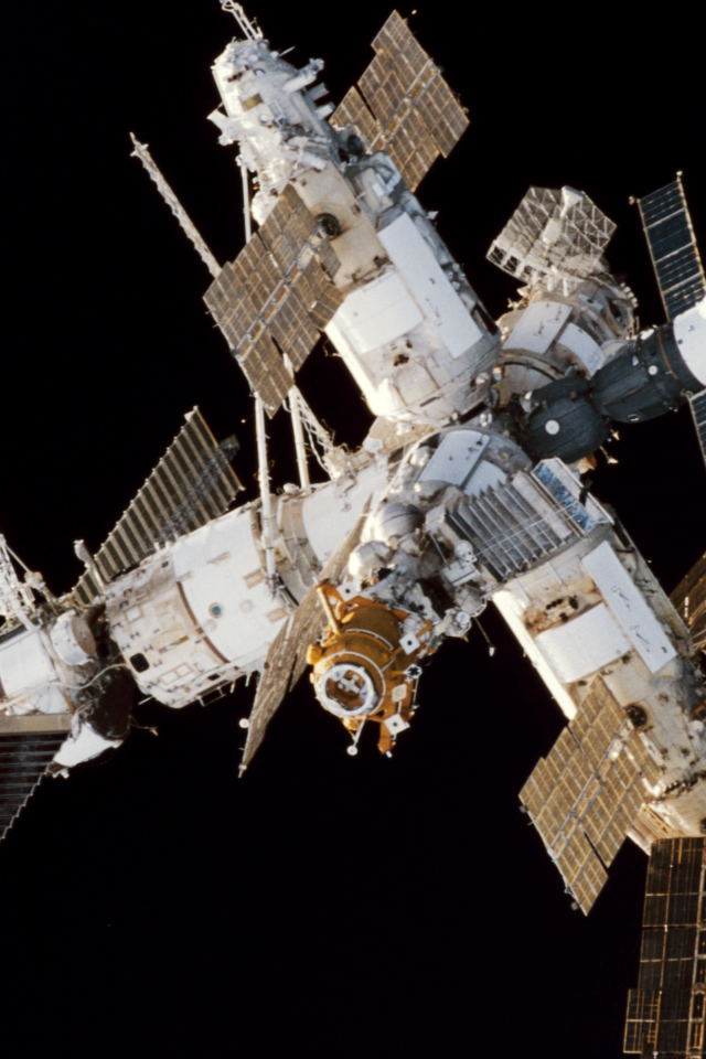 Космическая станция на черном фоне