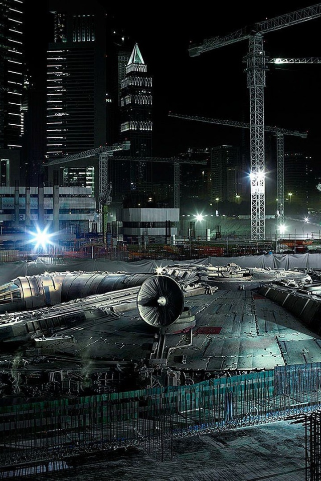 Космический корабль на сборочной площадке