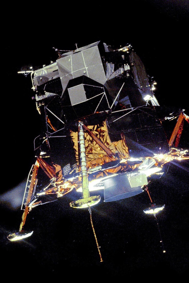 Лунный модуль идет на посадку