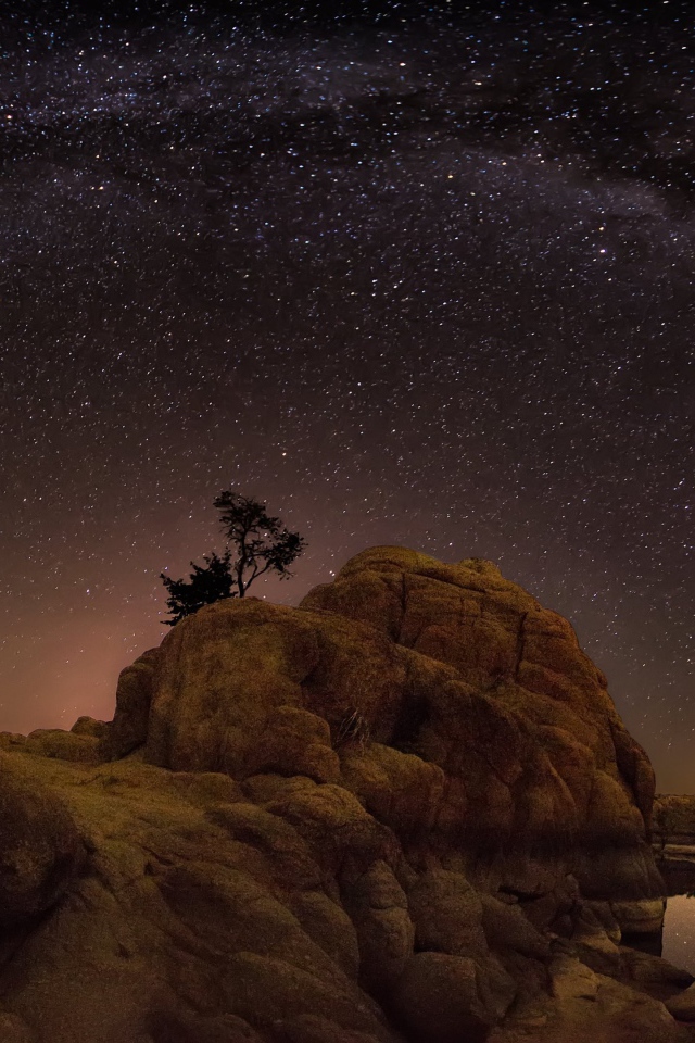 Млечный путь над скалами