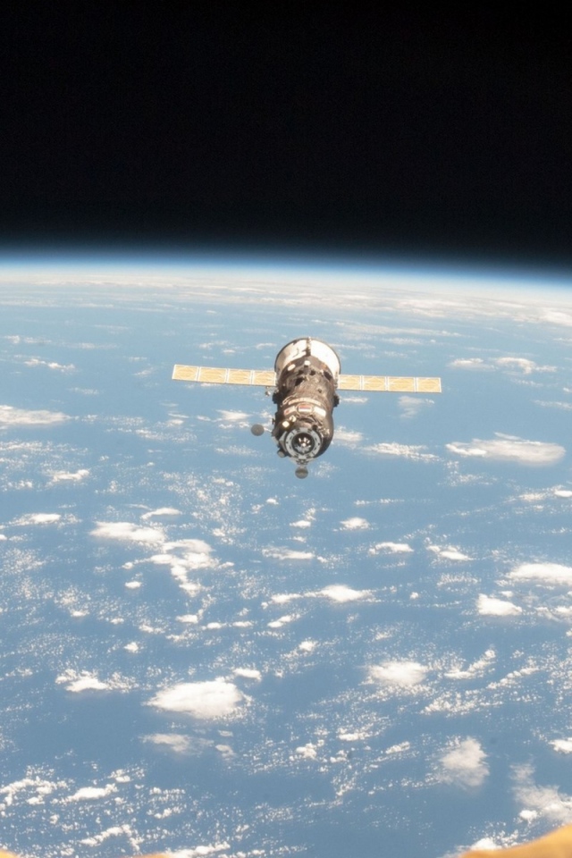 В иллюминаторе космическая станция