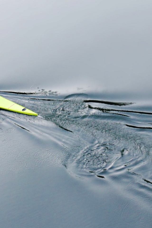 Спортсмен на байдарке в воде