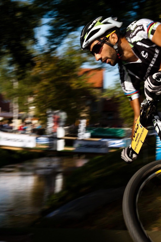 Велосипедист на краю водоема