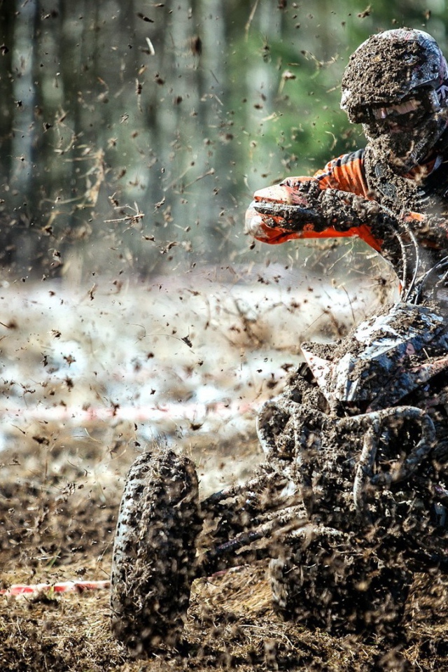 Гонщик едет по грязи