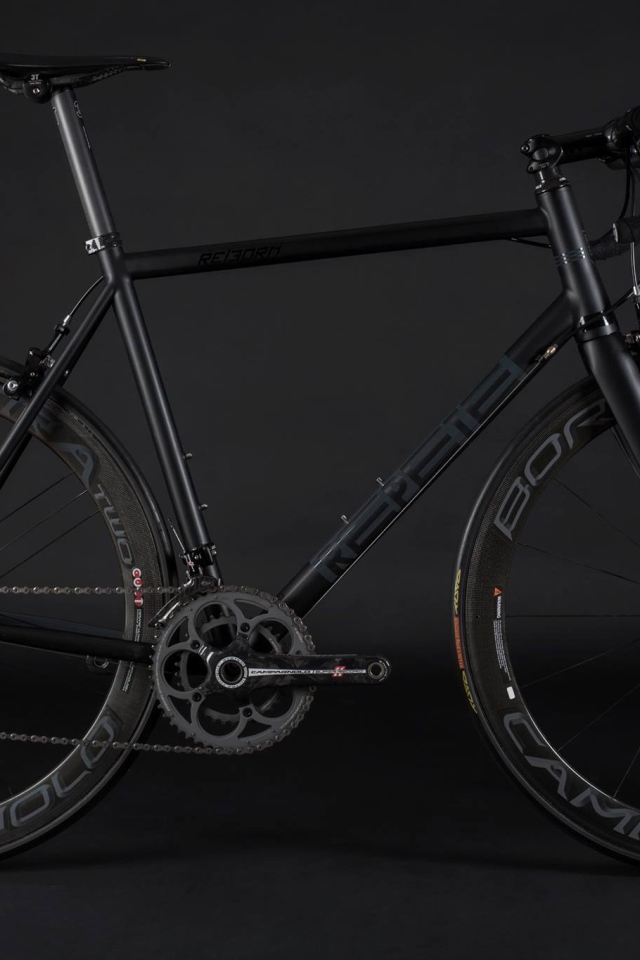 Спортивный велосипед на черном фоне