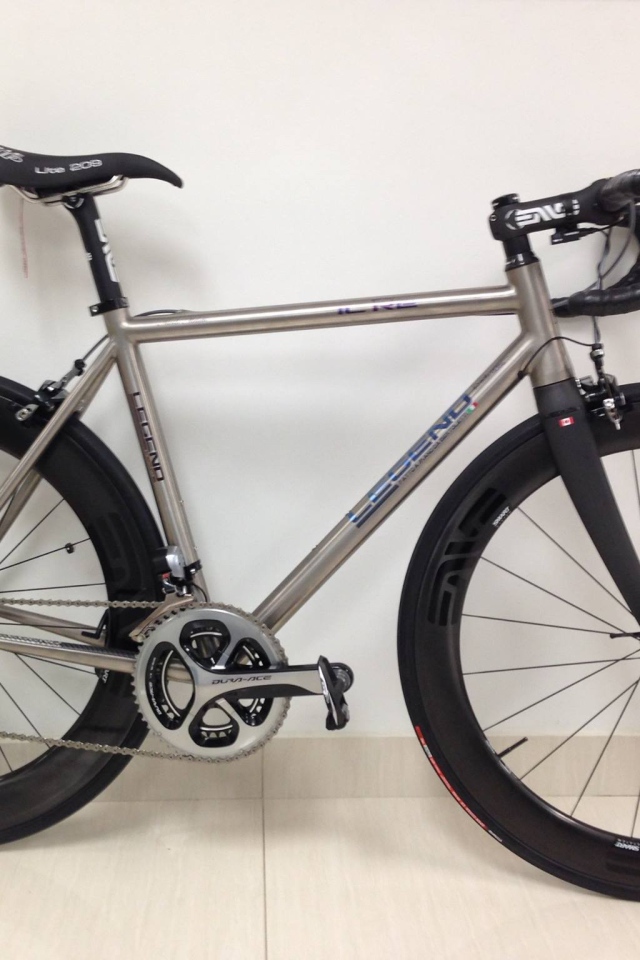 Спортивный велосипед на белом фоне