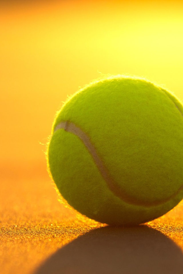 Освещенный солнцем теннисный мяч