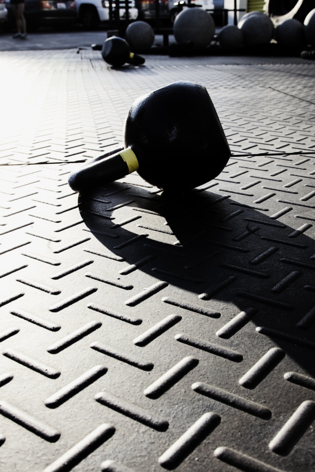 Гиря на железном полу