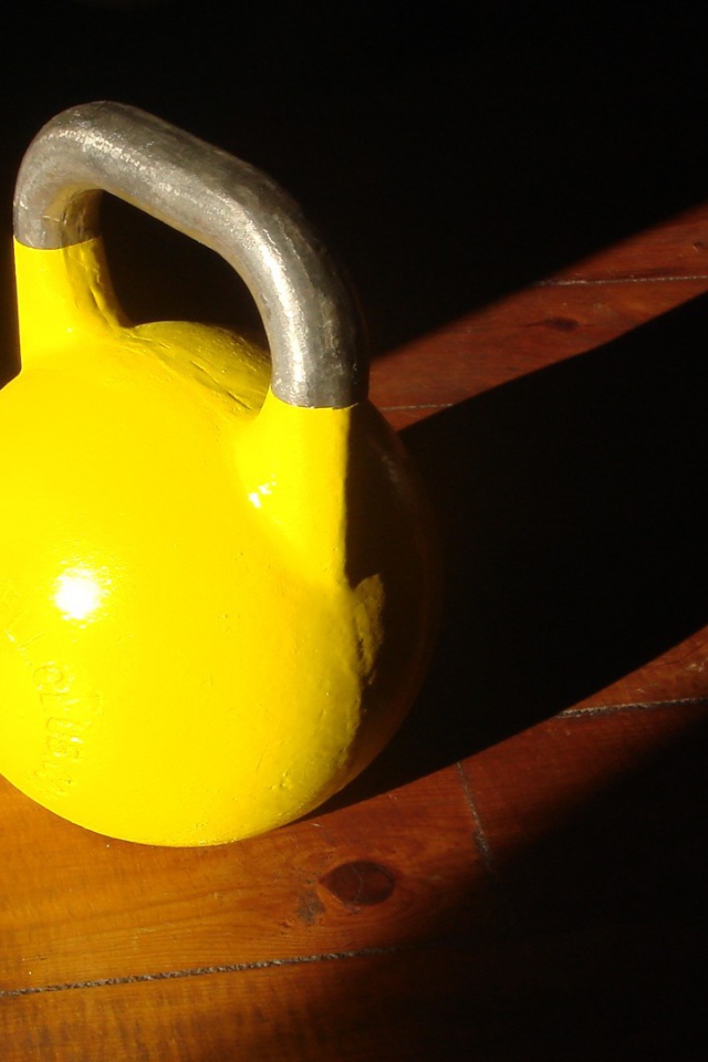 Гиря желтого цвета