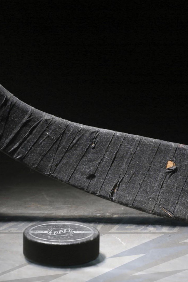 Хоккейная клюшка и шайба