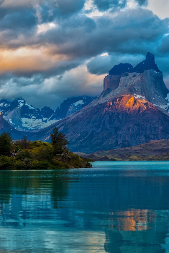 Красивое озеро в горах Чили, Торрес-дель-Пайне