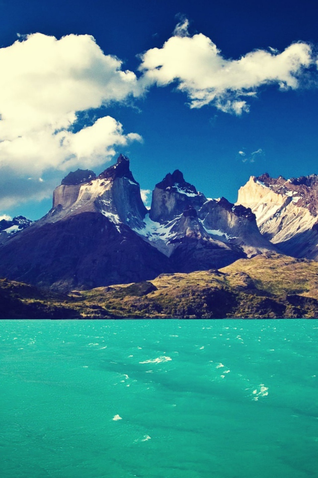 Голубое озеро в горах Торрес-дель-Пайне, Чили