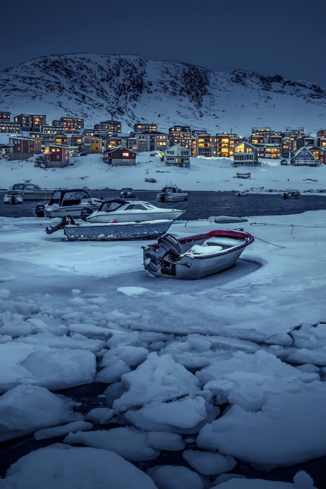 Лодки во льдах в Гренландии