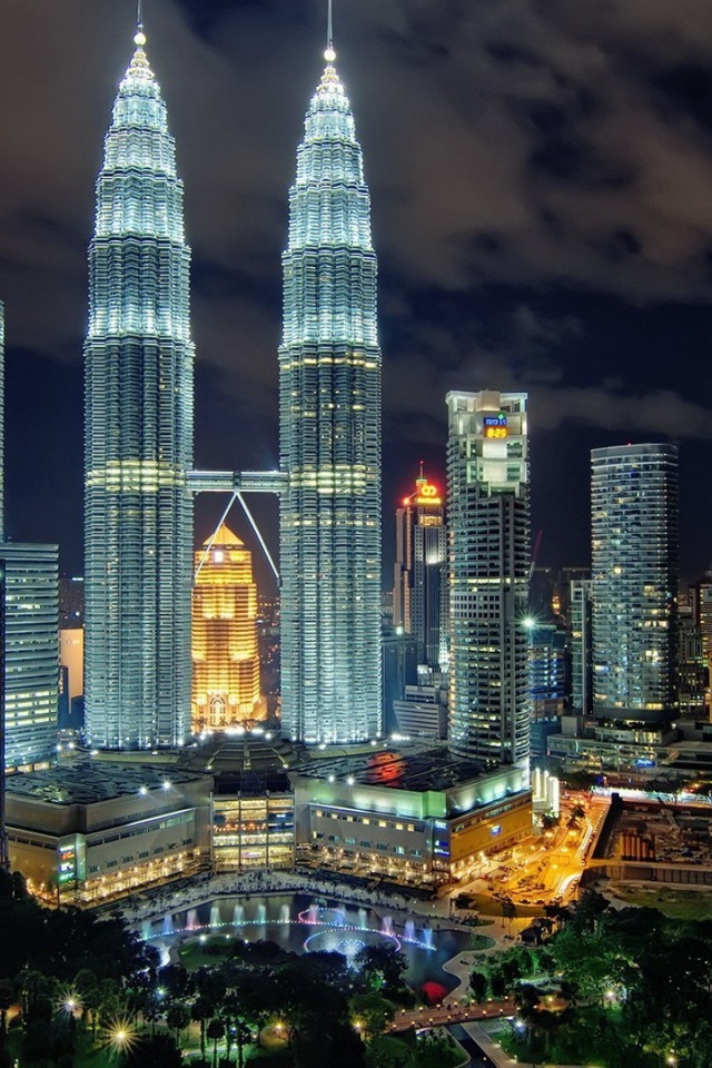 Яркие башни Петронас Тауэрс в Малайзии