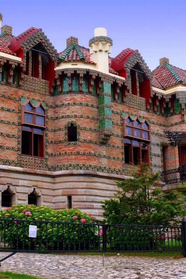 Яркий сказочный замок