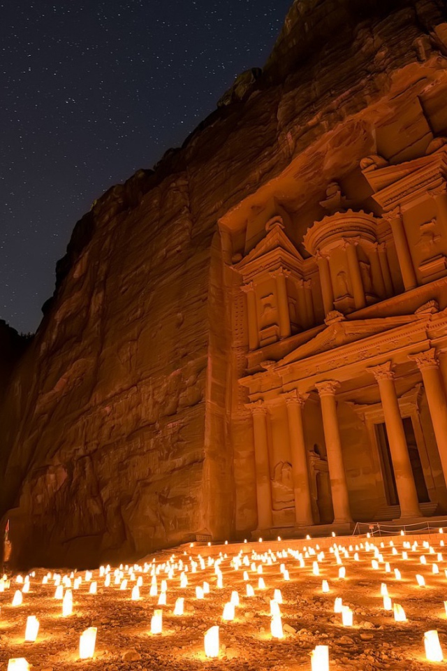 Свечи у входа в Петру
