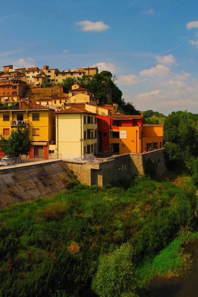 Дома на холме у берега реки