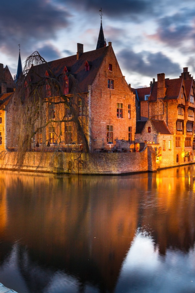Дома у реки в городе Брюгге, Бельгия