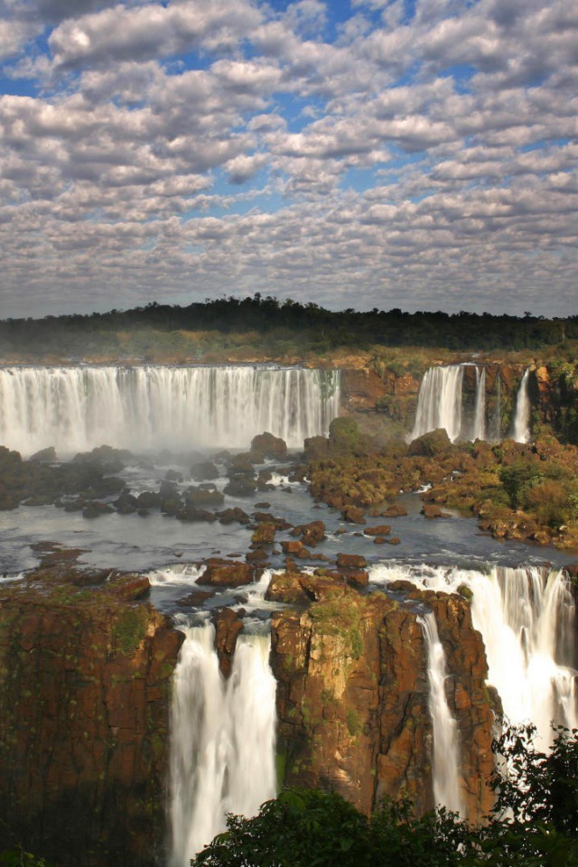 Водопады Игуасу на границе Бразилии и Аргентины