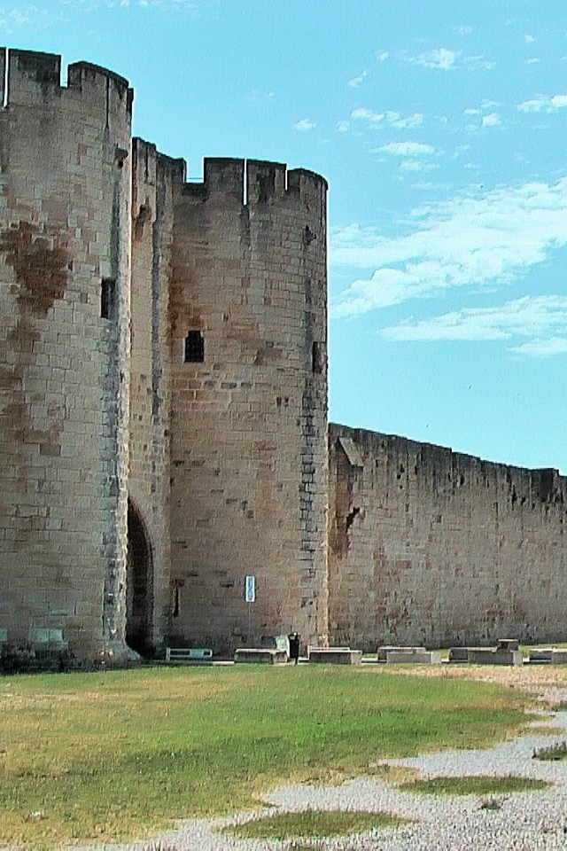 Неприступные стены старого замка