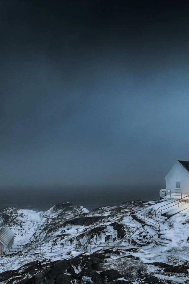 Маяк на берегу северного моря