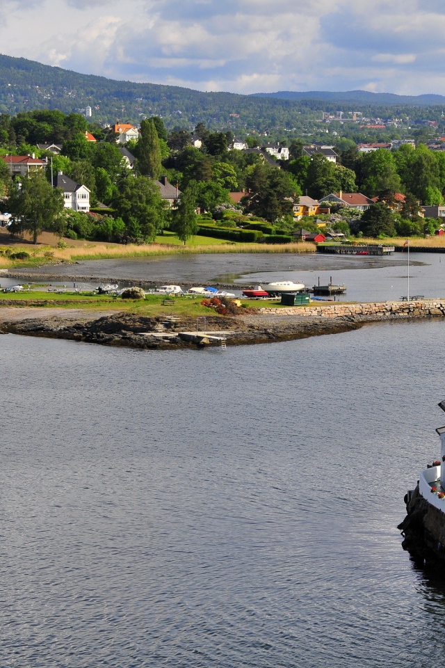 Домик на скале посреди реки