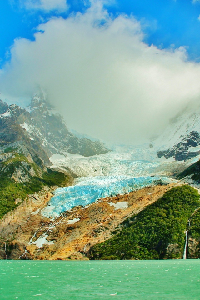 Озеро в горах в Чили