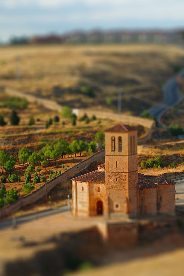 Старый каменный дом у дороги