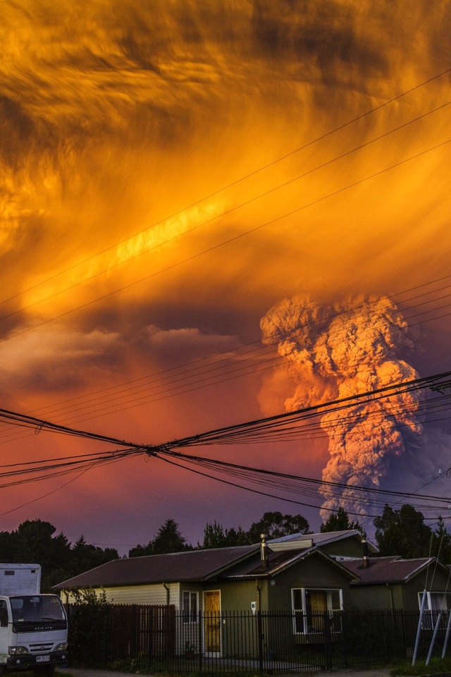 Оранжевое облако над вулканом Кальбуко, Чили