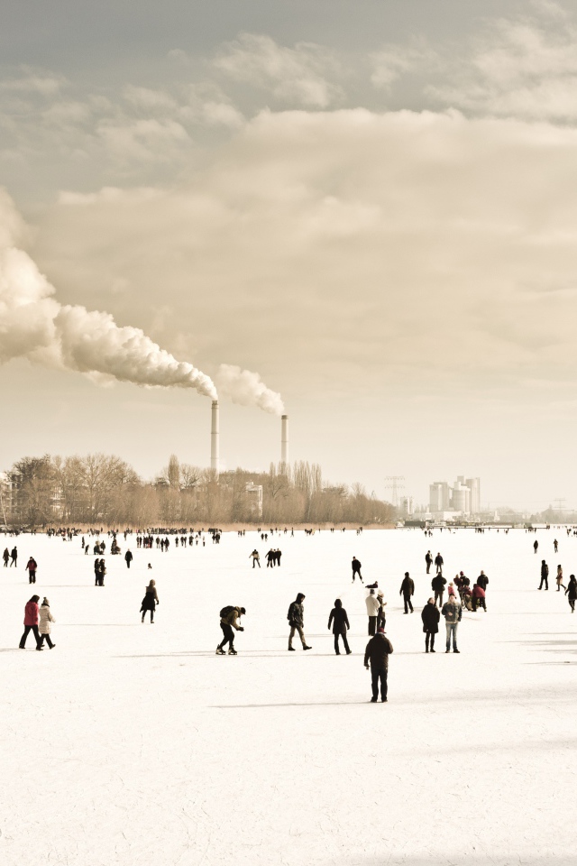 Люди гуляют на замерзшей реке