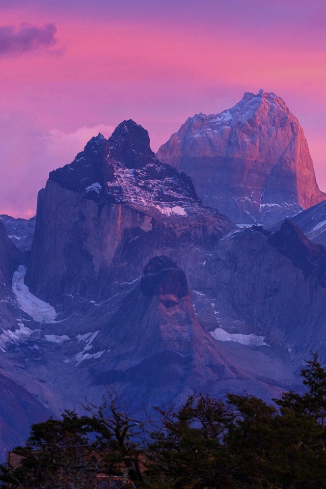 Розовые облака на закате в Торрес-дель-Пайне, Чили