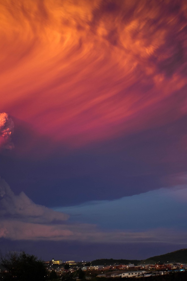 Красное облако над вулканом Кальбуко, Чили