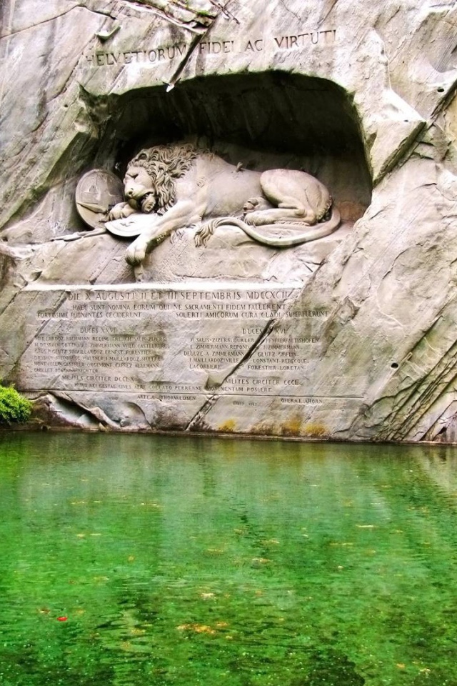 Скульптура льва над водой