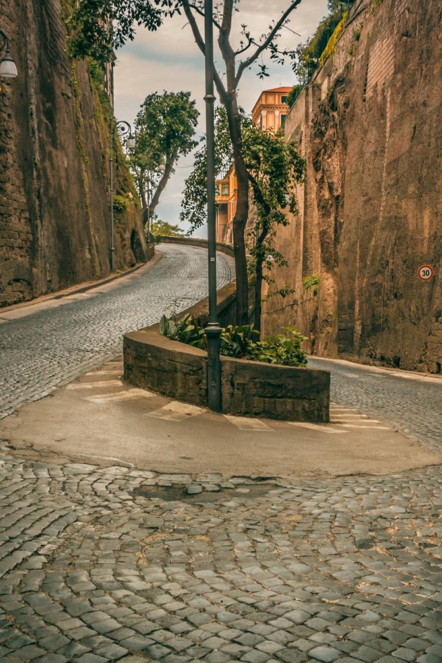 Крутой поворот среди скал