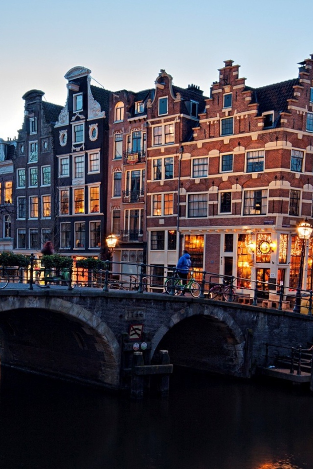 Каменный мост в маленьком городке в Европе