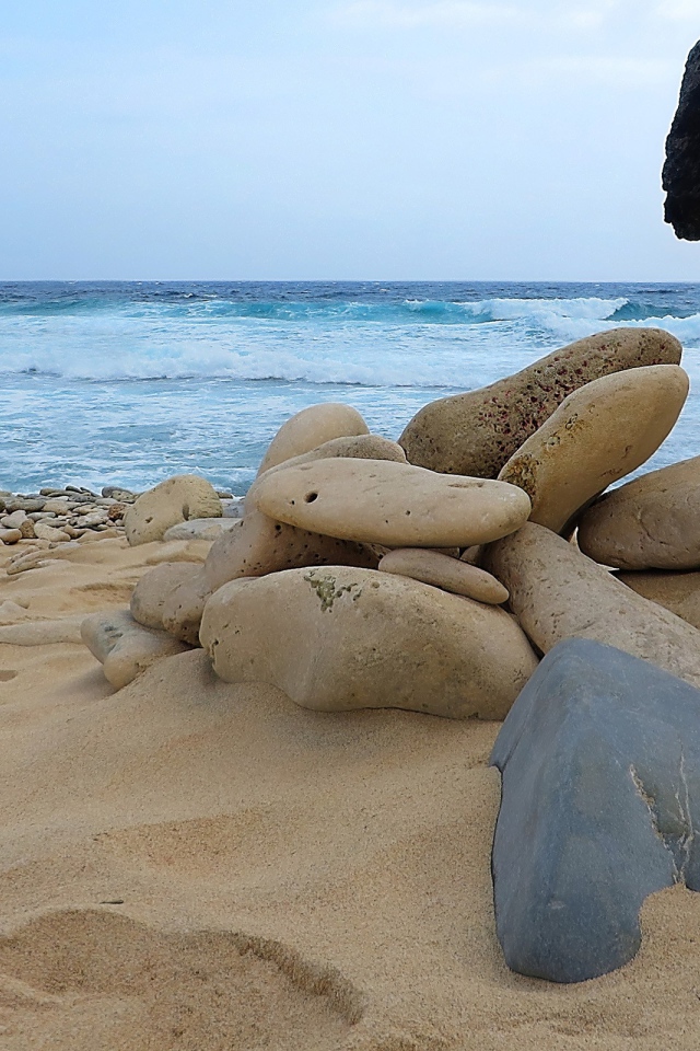 Камни на пляже Арубы