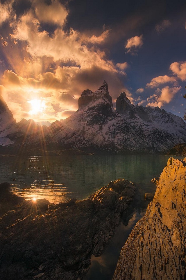 Закат между скалами у озера, Чили