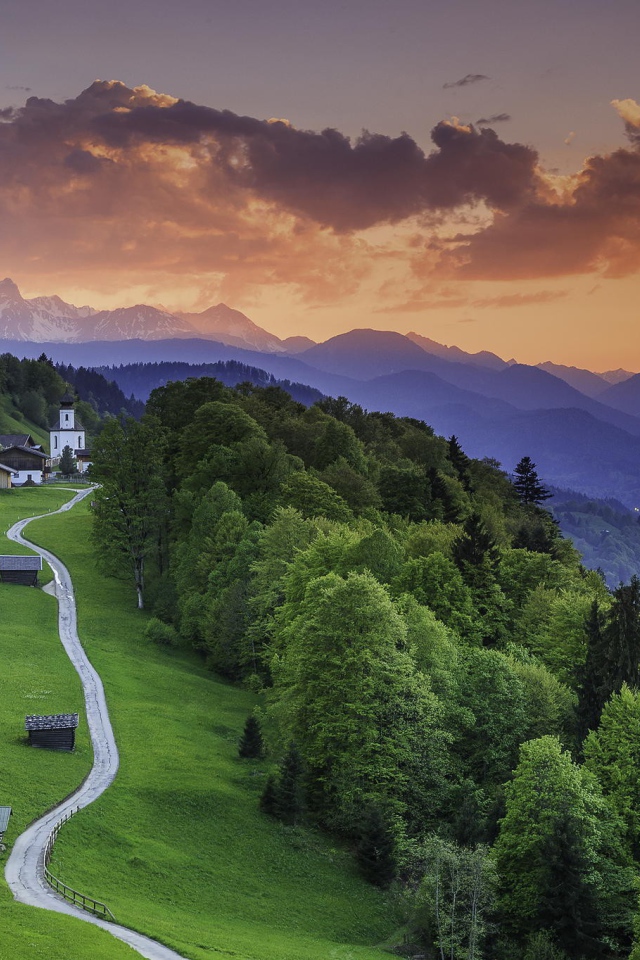 Дорога к поместью в Альпийской деревне