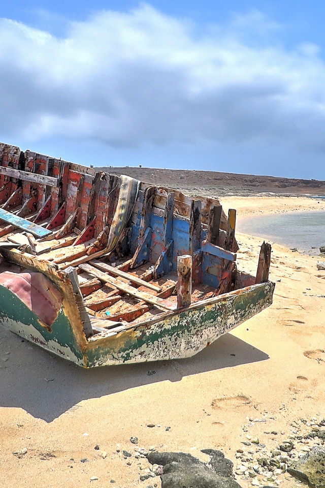 Остов лодки на пляже Арубы