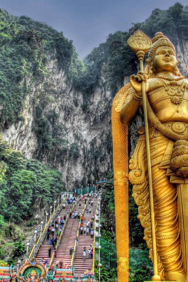 Статуя буддийского бога на фоне горы