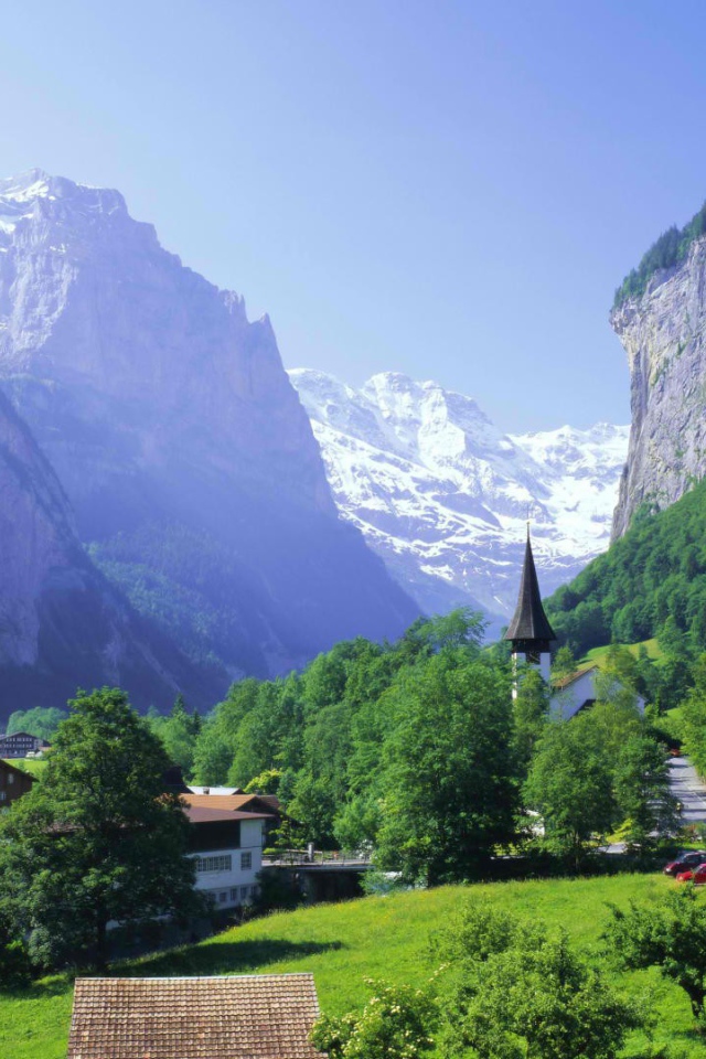 Городок у подножия обрывистых скал