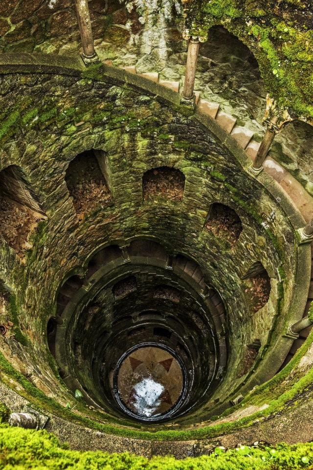 Башня выдолбленная в скале
