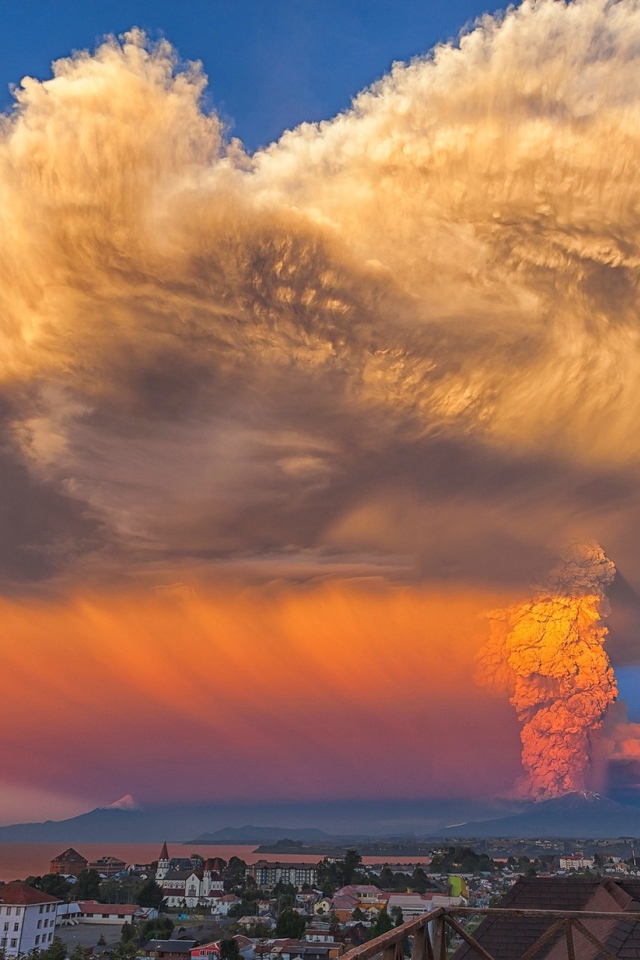 Необычное облако над вулканом Кальбуко, Чили