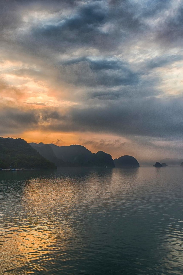 Закат в бухте Халонг, Вьетнам