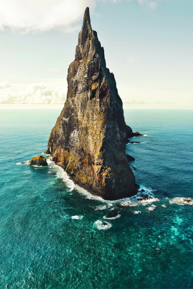 Острая скала у берегов Австралии