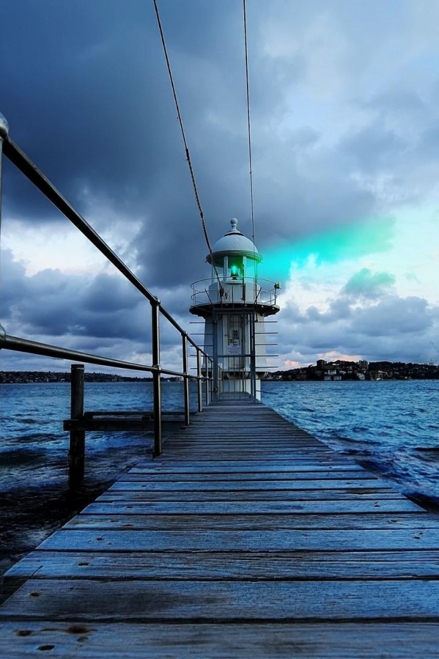 Деревянный пирс и маяк в Австралии