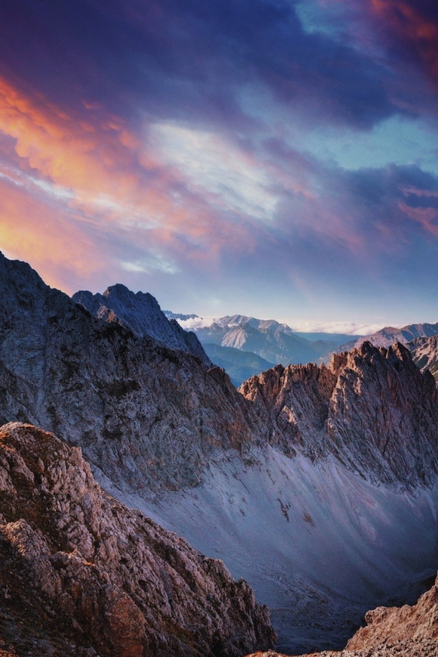 Розовые облака над скалами в Австрии